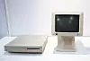 APPLE: Her er Macintosh LCII fra 1992. LC var selskapets første fargemaskin i en mer moderat prisklasse. LC står for 'low-cost color'.