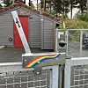 I mange barnehager er det flere porter med kulelås. Opplagte smittekilder hvis man slurver med håndspriten. Foto: H.E. Dalland