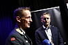 Espen Skjelland, forskningsdirektør ved Forsvarets forskningsinstitutt (f.h.), og forsvarssjef Eirik Kristoffersen i forbindelse med overrekkelsen av Forsvarsanalysen 2025.