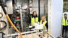 Thor Humerfelt og Sonja V. Hansen fra Corvus inne i containeren med brenselcellemodulen. Torbjørn Bringedal fra LMG på utsiden med paraply.