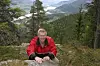 HØYT: Prosjektleder Bjørn Rusten hos Veidekke Entreprenør AS på pynten av kollen der blokk A skal bygges. - Ikke noe for folk med høydeskrekk, sier han.