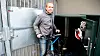 Daglig leder i SafeBikely Hallvar Bergh viser fram sykkelskapene, som har en åpning på 80 centimeter, og skråner innover til de er 25 centimeter innerst.