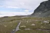 KANAL: Arne Næss gravde denne kanalen for å slippe å gå ned til Tvergasteintjønn (i bakgrunnen) for å hente vann.