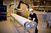 : Armering av røret er gjort klar sammen med innfestingen av stålkobling i endene av røret før Arunas Zemaitis sender det hele til støpeformen. Røret produseres i komposittmateriale etter oppskrifter som er bedriftshemmeligheter. Foto: Thomas Førde