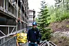 Trond Larsen i Glava jobber tett med isolering av eldre bygg. Foto: DeltaV