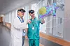 Professor Bjørn Edwin (t.v), som er leder for klinisk forskning ved Intervensjonssenteret ved Rikshospitalet, og overlege Knut Jørgen Labori kan sammen interagere med et leverorgan og diskutere hvordan svulsten (i gult) bør fjernes ved hjelp av hololens-briller og HoloCare-programvaren som etter flere års utvikling nå er godkjent for pre-operativ bruk. Målet er å kunne bruke den i sanntid under operasjoner om bare fire år.
