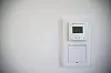 Diskret skjermer og brytere er installert rundt om i huset. Her kan de lese av temperatur og CO2-verdier.