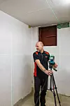 Ståle Henriksen i TOOLS demonstrerer hvordan 360-graders laser fungerer. Foto: Delta V