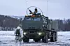 I år som i fjor øver amerikanske soldater på norsk jord. Her en amerikanske M142 Himars, et rakettartillerisystem på hjul, og soldater fra US Marine Corps fra fjorårets militærøvelse Nordic Response i Alta.