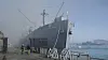 En brannbåt ble satt i stilling for å beskytte historiske fartøy fra andre verdenskrig da en stor brann ødela et lager på Pier 45 på Fisherman's Wharf i San Francisco. Foto: AP