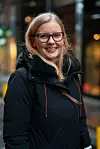 Hanna Moen i DNV GL forteller at selskapet har et stort internt arbeidsmarked, der de ansatte kan søke nye utfordringer ved ett av DNV GLs over 80 kontorer. Foto: Delta V