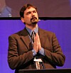 BEDENDE: Opera-gründer og direktør Jon von Tetzchner ba forsamlingen under IT-tinget å bytte nettleser til Opera, ettersom denne er bedre og sikrere enn de andre på markedet.