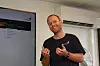 Stingray deler all informasjon fra merdene og systemet med kundene via portaler. Programvaresjef Espen Børrud (Software Manager) og hans team utvikler bedre versjoner og lager ny funksjonalitet for nodene, uten å ta dem opp av vannet. Bilde: Tore Stensvold
