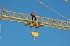 Høydeskrekk er fraværende. Denne karen spaserer ut for å hekte av kjettingene til den hydrauliske kranen.