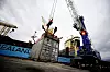 Landstrøm, elektriske kraner og trucker på batteri eller annengenerasjons biodrivstoff skal gjøre Risavika Havn til et miljøfyrtårn. Her losses containere.