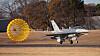 Slovakias første nybygde F-16D Block 70 lander etter en testflyging 12. desember 2023.