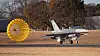 Slovakias første nybygde F-16D Block 70 lander etter en testflyging 12. desember 2023.