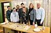 TEAMET: Svein Nenset, Irene Helland, Carlos Barreto, Tine Rørvik og Morten Lundquist lar prosjektleder Siv Fredriksen skjære kaken da det ble klart at de fikk 15 millioner fra Innovasjon Norge til å bygge en industripilot for polymer med CO2 som råstoff.
