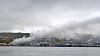 Det brenner fremdeles kraftig på den russiske tråleren ved kai i Breivika Havn i Tromsø. Universitetssykehuset i Nord-Norge ligger i røyken fra båten.