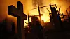 Mange norske kirker har ikke automatisk slokkeanlegg eller brannvarsling. Her brenner Hønefoss kirke ned til grunnen i 2010.