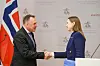 Forsvarsminister Tore Onshuus Sandvik hilser på Litauens forsvarsminister, Dovilė Šakalienė, under sitt besøk i Litauen denne uken. Tema for besøket var blant annet Litauens interesse for norske, militære standardfartøy.