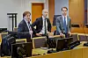 Tore Kvalvik, nestleder i investeringsavdelingen i Forsvarsmateriell (f.v), advokat Ola Nisja fra Wikborg Rein og advokat Ole Kristian Rigland fra Regjeringsadvokaten under et rettsmøte i sommer i saken. Foto: Roald Ramsdal