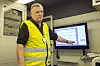 Seksjonsleder for infrastrukturvedlikehold i Jernbaneverket, Geir Harald Ingvaldsen forklarer hva målevognen måler langs det norske jernbanenettet. Foto: Mari Gisvold