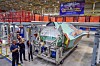 Teknikere på Northrop Grummans fabrikk i Palmdale gjennomfører den siste kvalitetssjekken på midtre skrogdel for AM-1, altså Norges første F-35.