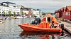 Båten er en standard mann-over-bord-båt, men har fått batteripakke og elektrisk utbordmotor. Nå håper Viking Norsafe at den skal bli like vanlig som den elektriske livbåten i bakgrunnen.