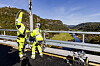 E39 nord for Lyngdal blir en del av driftskontrakten når veien åpner til sommeren. En stolpe til veilys er under montering på Kvellandsbrua i oktober i fjor. Fv. Marek Pawlowski og Lukas Skotnicki.