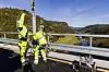E39 nord for Lyngdal blir en del av driftskontrakten når veien åpner til sommeren. En stolpe til veilys er under montering på Kvellandsbrua i oktober i fjor. Fv. Marek Pawlowski og Lukas Skotnicki.