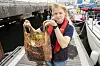 Imogen Napper og de andre forskerne ved Universitetet i Plymouth publiserte for få dager siden resultater som viser at det ikke er dekning for å si at bionedbrytbare poser har en tydelig miljøfordel sammenlignet med tradisjonelle plastposer. At posene kan løses opp til mikroplast, er heller ikke bra, ifølge forskerne. Foto: Lloyd Russell, University of Plymouth
