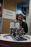 POSISJONERER SEG: I StatoilHydro tror man på et kommende marked for hydrogenbiler. Salgsdirektør Henning Langås møtte mange interessenter på årets Hannovermesse.