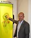 Uten å være for bundet til hva som er teknologisk mulig i dag, skulle de designe et produkt som løser ett av de vanlige gjøremålene i hjemmene våre. EKSTREMVISJONÆR: Electrolux' sjefdesigner Henrik Otto. Her med et av vinnerforslagene: Et kjøleskap hvor maten bevares og holdes kald ved å kaples inn i mikrobio-gelé. FOTO: Odd Richard Valmot.