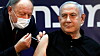 Sikret seg selv: Israels statsminister Benjamin Netanyahu var blant de første som sikret seg vaksine mot covid-19. Allerede 19. desember fikk han sin første dose. Nå setter han verdensrekord i hurtigvaksinering for å få flest mulig israelere vaksinert før valget 23. mars. Foto: NTB
