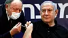 Sikret seg selv: Israels statsminister Benjamin Netanyahu var blant de første som sikret seg vaksine mot covid-19. Allerede 19. desember fikk han sin første dose. Nå setter han verdensrekord i hurtigvaksinering for å få flest mulig israelere vaksinert før valget 23. mars. Foto: NTB