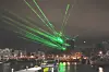 Værforholdene avgjør hvor lang rekkevidde laseren har, enten den er et våpen eller brukes til å lage show, som her i Oslo nyttårsaften 2024. Foto: Lise Åserud/NTB