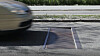Farten til føreren måles av en radar. Kjører du over fartsgrensen senkes stålplaten seks centimeter og skaper en hard dump for bilen.