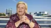 Med bompengestriden parkert, er statsminister og Høyre-leder Erna Solberg omsider klar for å brette opp kjoleermene og drive valgkamp. Hun håper en liste på åtte løfter skal overbevise velgerne, blant dem et løfte om egne klimaplaner i alle Høyre-styrte kommuner.