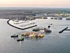 Det første tunnelelementet på vei ut fra arbeidshavna til tunnelfabrikken.