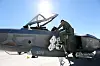 Norsk F-35-pilot på vei opp i cockpit på et F-35 på Nellis under Red Flag. Foto: Torbjørn Kjosvold / Forsvaret