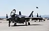 F-35 jagerfly foran et F-15 jagerfly og et Black Hawk-helikopter på Nellis AFB. Foto: Torbjørn Kjosvold / Forsvaret