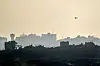 En drone flyr over den nordlige delen av Gaza 8. juli i år.