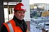 TIDLIG: Stig Hillestad begynte som hotelldirektør før det var ferdig planlagt. - Det hjelper meg å forstå de valgene som er gjort for å spare energi og hvordan systemene fungerer, sier han. FOTO: Joachim Seehusen