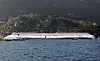 LANG: Den 290 meter lange og 35 meter brede Costa Concordia ligger med sin 50 meter lange flenge i skroget.