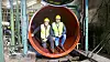Erik Larnøy (t.v.), og Johan Biørnstad i tanken som nå er behandlet med epoxy for å tåle sitronsyren i den nye impregneringen.