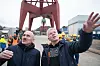 Salgsdirektør Arve Holstad ved Kleven og Ole Christian Ottestad i Salt Ship Design beundrer Maersk Maker.