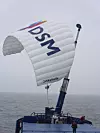 LETT: Det tar mannskapet cirka 15 minutter å få drageseilet opp og like lang tid å ta ned. Bilde: Skysails