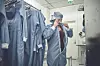 Energieffektive solceller krever en særskilt renhet. Akkurat som på fabrikkene der prosessorer produseres, er det på laboratoriumet strenge krav til renhet. Foto: BENJAMIN A. WARD