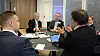 Teknologidirektør i Equinor, Anders Opedal, studerer modellen til Otechos under én til én-samtaler med selskapet.
